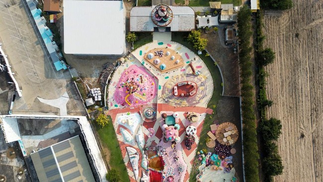 FOTO: Main ke Taman Pattaya Thailand Seperti di Film 'Willy Wonka'