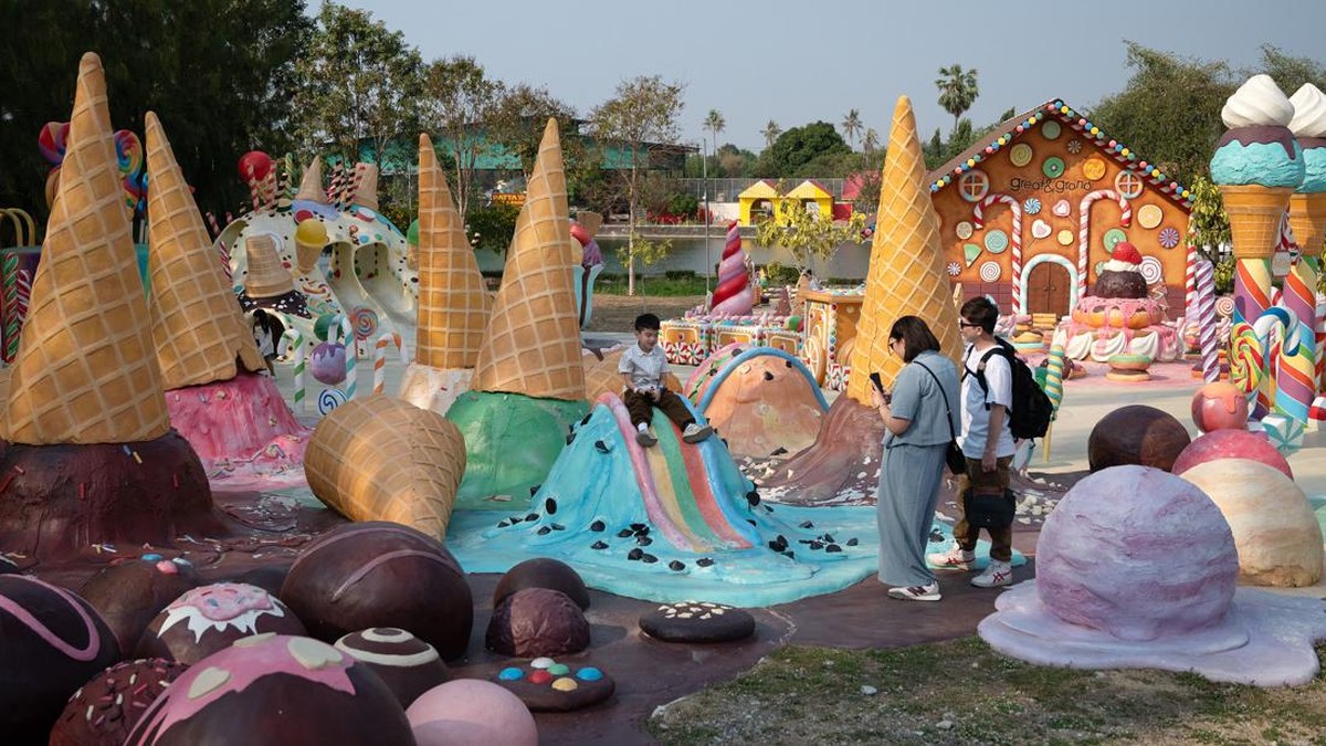 FOTO: Main ke Taman Pattaya Thailand Seperti di Film 'Willy Wonka'