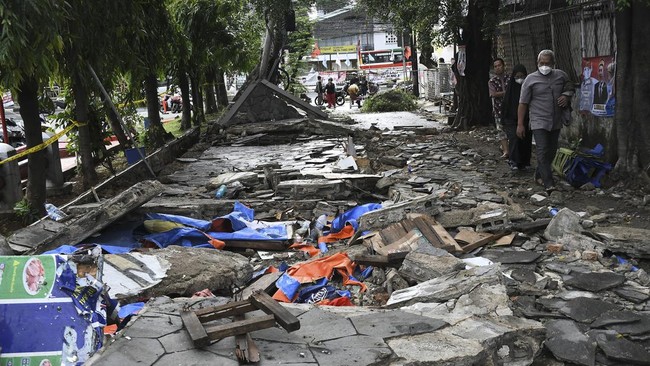 Polisi bakal mendalami soal dugaan kelalaian dalam insiden tembok SPBU yang roboh dan menyebabkan tiga orang tewas di Tebet, Jakarta Selatan.