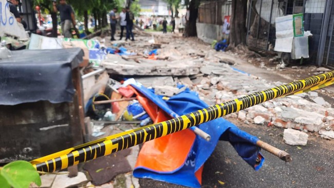 Tiga orang tewas tertimpa tembok roboh di sebuah SPBU di Tebet, Jakarta Selatan, Minggu (21/1). Tembok diduga roboh karena tertiup angin kencang.