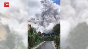 VIDEO: Penampakan Erupsi Gunung Merapi, Abu Vulkanik Membumbung Tinggi