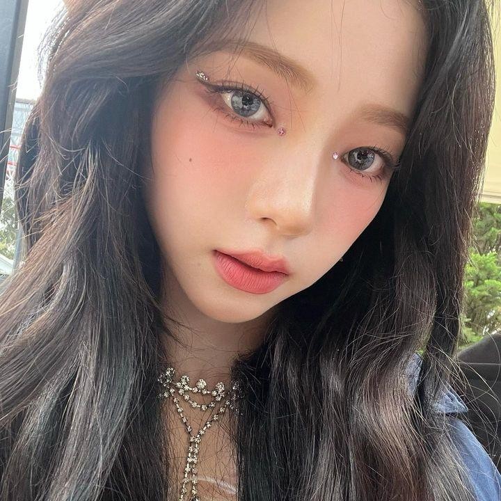 <p>Urutan pertama ada Yu Ji-min alias Karina, salah satu anggota aespa. Idol K-Pop wanita yang mahir bernyanyi rap ini mendapatkan 23,57 persen suara. (Foto: Instagram @katarinabluu)</p>