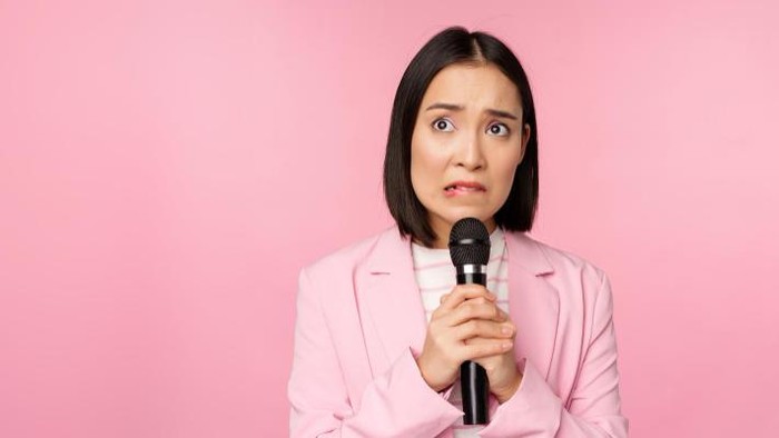 Asah Public Speaking, Ini 11 Cara Menangani Rasa Gugup Saat Berbicara di Depan Banyak Orang!