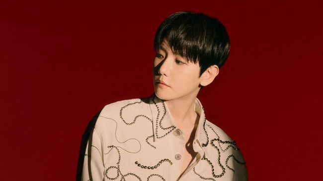 Baekhyun EXO melalui agensinya meminta maaf karena ngevape dalam ruangan saat berada di Macau.