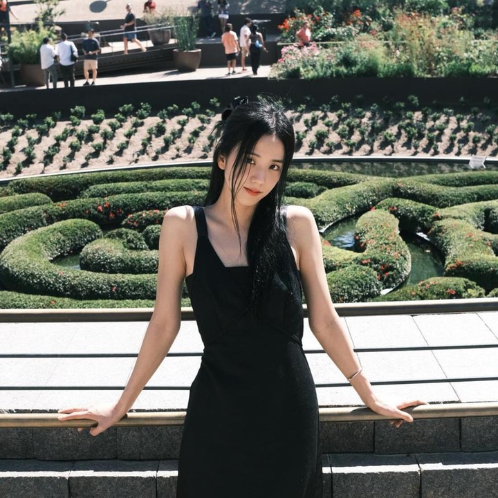 <p>Datang dari salah satu girl group terbesar di Korea, BLACKPINK, Jisoo berada di posisi ke-9. Bermimpi menjadi penulis dan pelukis, idol K-Pop wanita kelahiran 1995 ini meraih suara sebanyak 6,20 persen. (Foto: Instagram @sooyaaa__)</p>