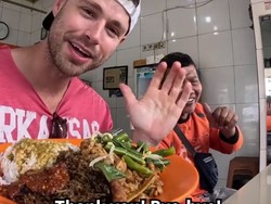Cerita Bule-bule Jatuh Cinta dengan Menu Warteg hingga Telur Gulung