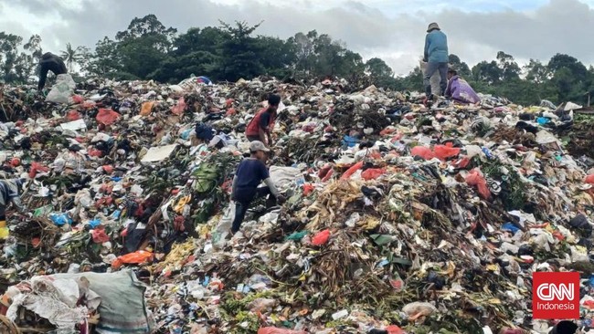 Pemkab Cianjur menetapkan status darurat sampah selama 14 hari akibat belum rampungnya perbaikan jalan menuju TPAS Mekarsari Cikalong Kulon.