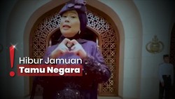 Dewi Yull Nyanyi dengan Bahasa Isyarat di Nikahan Pangeran Mateen