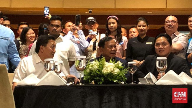 Prabowo Subianto menghadiri acara relawan Erick Thohir Alumni Amerika Serikat (ETAS) di Plaza Senayan, Jakarta, Senin (22/1) malam.
