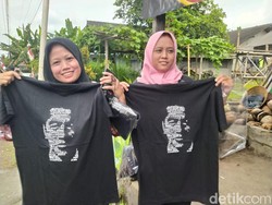 Usai Resmikan Jalan, Jokowi dan Iriana Bagi Kaus-Tas ke Warga Dukun Magelang