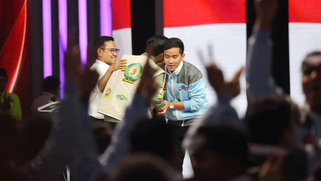 Cawapres nomor urut 2, Gibran Rakabuming Raka, meminta maaf kepada Mahfud MD karena memberikan pertanyaan sulit, tetapi tegas saat menjawab impor pangan.