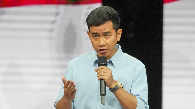 Calon wakil presiden terpilih Gibran Rakabuming menanggapi santai soal anggapan dirinya sudah bukan kader PDIP lagi.