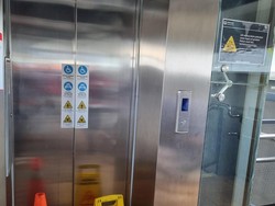 Penumpang Keluhkan Lift Halte TransJ Cikoko Tak Bisa Dipakai