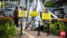 FOTO: Aksi Pedestrian Protes Baliho Kampanye Pengganggu Pejalan Kaki