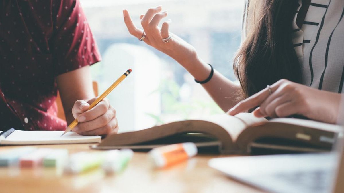 7 Contoh Puisi Pendek Tema Bebas untuk Anak Sekolah