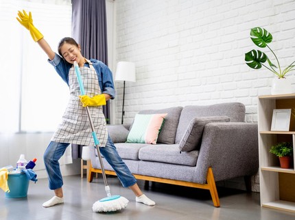 4 Zodiak Paling Semangat Kalau Beberes Rumah, Serasa Healing!