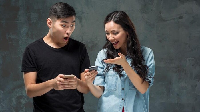 Ilustrasi melihat handphone/Foto: freepik.com/master1305