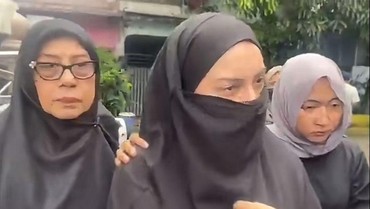7 Potret Ekspresi Irish Bella Datang Melayat Ayah Ammar Zoni Disorot
