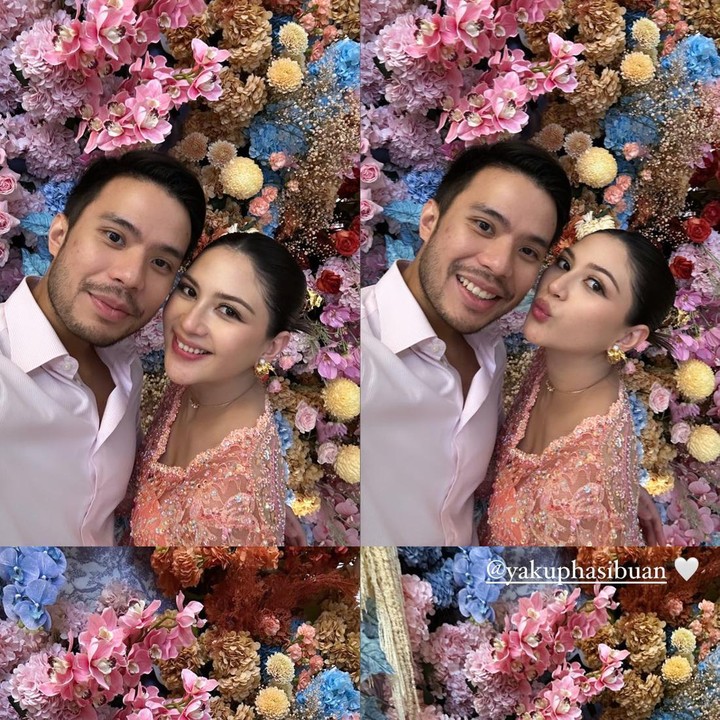 <p>Mila juga membagikan momen romantis saat bersama suaminya di acara Mambosuri, Bunda. Dalam salah satu foto, perempuan 31 tahun ini memberikan kecupan manis di pipi sang suami. Keduanya tampak begitu bahagia jelang kelahiran anak pertama. (Foto: Instagram @jscmila)</p>