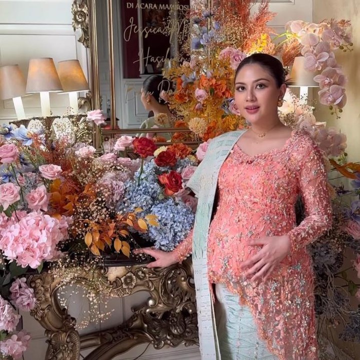 <p>Aktris Jessica Mila juga pernah melangsungkan acara tujuh bulan kehamilan pertamanya. Istri Yakub Hasibuan ini menggelar acara dengan dengan prosesi adat Batak, Mambosuri. Di acara ini, Jessica Mila tampak cantik mengenakan kebaya berwarna <em>peach</em>, sementara sang suami memakai setelan jas abu-abu dengan dasi berwarna <em>peach</em>. Dekorasi acara banyak didominasi dengan bunga berwarna-warni.  (Foto: Instagram @jscmila)</p>