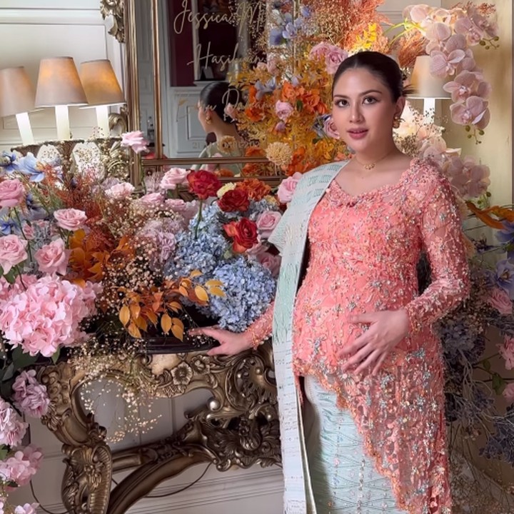 <p>Mila membagikan momen 7 bulanan kehamilannya ini di media sosial. Meski dilakukan secara tertutup, prosesi Mambosuri tampak begitu sakral karena dihadiri oleh keluarga besar Mila dan suaminya. (Foto: Instagram @jscmila)</p>