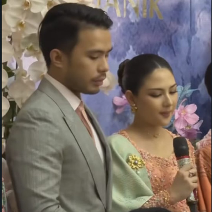 <p>Acara Mambosuri Mila kali ini banyak didominasi warna-warna peach, biru, dan abu-abu. Beberapa tamu perempuan tampak mengenakan kebaya dengan kain ulos berwarna peach. (Foto: Instagram @jscmila)</p>