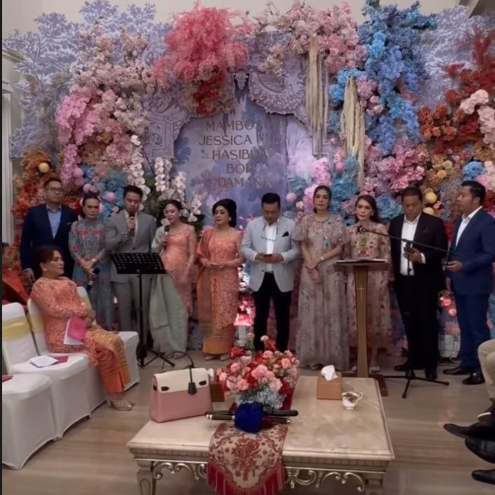 <p>Acara ini digelar tertutup dan hanya dihadiri kerabat terdekat. Jessica Mila tampak cantik mengenakan kebaya berwarna peach, sementara itu suaminya Yakub Hasibuan memakain setelan jas abu-abu dengan dasi berwarna peach, senada dengan pakaian sang istri. (Foto: Instagram @jscmila)</p>