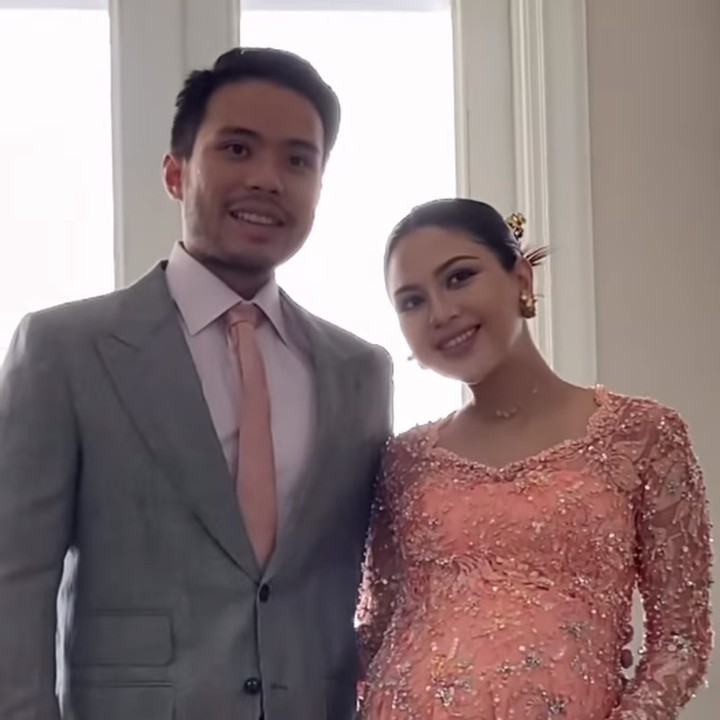 <p>Sebelum mengadakan Mambosuri, Mila dan suaminya juga sempat menggelar acara gender reveal. Dalam acara ini, keduanya mengumumkan jenis kelamin anak perrama mereka, yakni perempuan. (Foto: Instagram @jscmila)</p>
