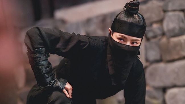 Sinopsis Knight Flower: Kisah janda yang berubah jadi 'Robin Hood' ketika malam tiba. Drama ini dibintangi Honey Lee dan Lee Jong-won.