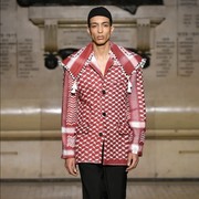 Brand Favorit Dua Lipa Tutup Paris Fashion Week dengan Show Solidaritas untuk Palestina