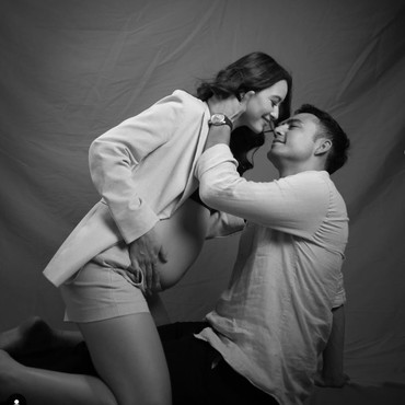 7 Foto Maternity Shoot Laura Theux Bareng Suami Sederhana dan Minim Budget