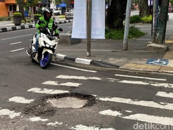 Hati-hati Ada Lubang Menganga di Jalan Sultan Tirtayasa Bandung