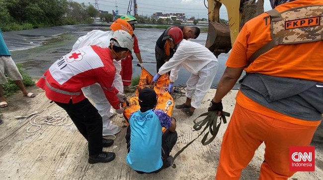 Seorang pekerja di Instalasi Pengolahan Limbah Tinja (IPLT) Semarang menemukan mayat dalam kondisi telungkup, mengenakan kaus bertuliskan Bawaslu.
