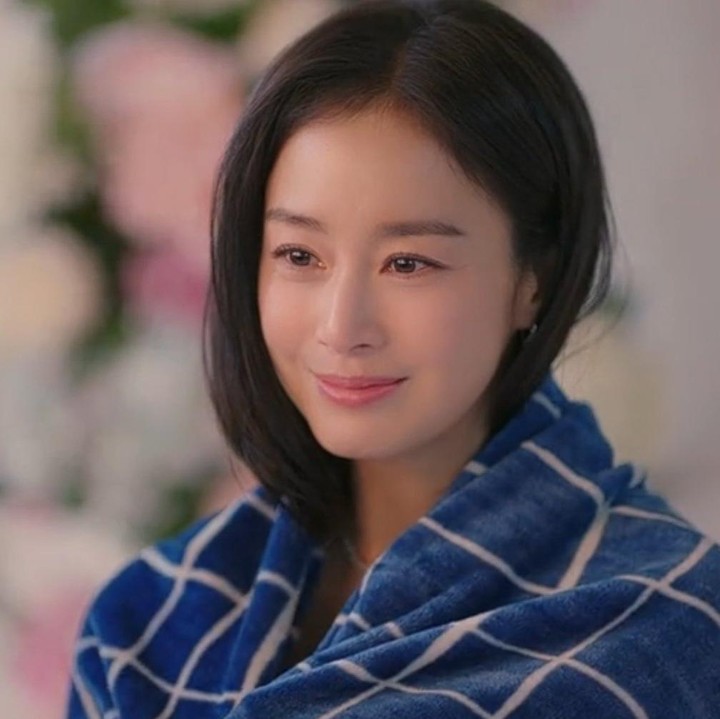 <p>Kim Tae Hee dikenal sebagai salah satu aktris papan atas di Korea Selatan. Kim Tae Hee memulai debutnya di industri hiburan saat duduk di bangku kuliah. Saat itu, ia merupakan mahasiswa jurusan desain mode di Seoul National University. Selama kuliah, istri penyanyi Rain ini pernah menjabat presiden klub ski, Bunda. (Foto: JTBC)</p>