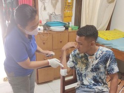 Pengendara Sepeda Motor Terjatuh gegara Tabrak Baliho Caleg Lepas
