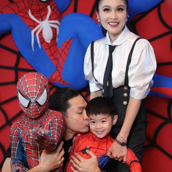 <p>Sandra Dewi menikah dengan Harvey Moeis pada tahun 2016, Bunda. Dari pernikahan ini, keduanya dikaruniai dua orang putra bernama Raphael dan Mikhael Moeis. (Foto: Instagram: @sandradewi88)</p>