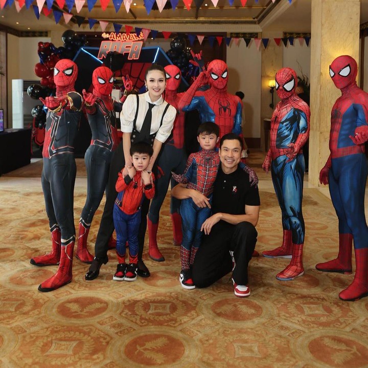<p>Tak sampai sana, ternyata Sandra Dewi dan suami masih ingin merayakan ulang tahun sang putra sulung. Keduanya pun membuat pesta yang meriah dengan tema Spiderverse. (Foto: Instagram: @sandradewi88)</p>