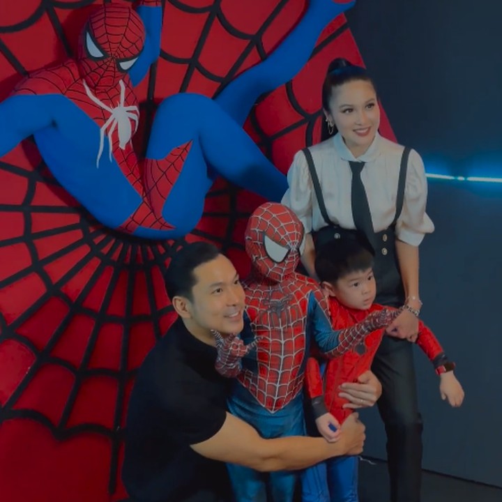 <p>Banyak netizen yang gemas dengan gaya Rafa sebagai Spider-Man nih, Bunda. Meski begitu, mereka tak lupa mendoakan Si Kecil agar tumbuh menjadi anak yang selalu diberkati oleh Tuhan. (Foto: Instagram: @sandradewi88)</p>