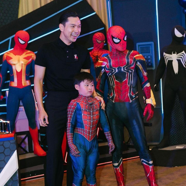 <p>"Rafa menghayati banget sampai jalannya pun kayak Spider-Man," kata seorang netizen dengan emotikon tertawa. "Wow keren. <em>Happy birthday</em> Rafa. Tuhan memberkati selalu, aminn," tutur yang lainnya. (Foto: Instagram: @sandradewi88)</p>