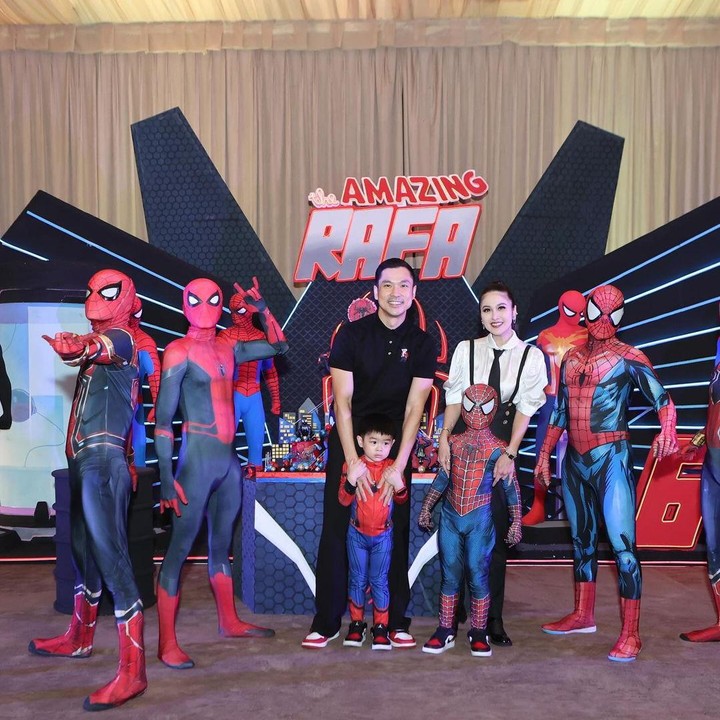 <p>"<em>The entrace of SpiderRafa</em>. Tema <em>birthday</em>-nya Rafa kali ini Spiderverse jadi Spider-Man nya buanyak hihihi," tulis Sandra seraya memperlihatkan Rafa yang bergaya bak Spider-Man. (Foto: Instagram: @sandradewi88)</p>