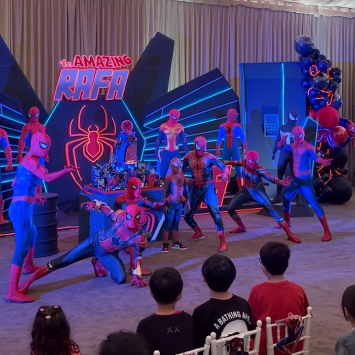 <p>Dalam unggahan yang dibagikan Sandra pada laman Instagram, terlihat bocah yang akrab disapa Rafa ini mengenakan kostum tokoh Spider-Man, Bunda. Ketika memasuki ruangan acara, ia turut diantar oleh beberapa Spider-Man lainnya, lho. (Foto: Instagram: @sandradewi88)</p>
