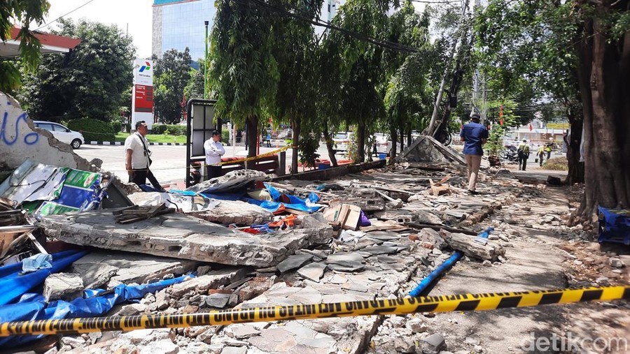 Puslabfor olah TKP tembok roboh yang menewaskan 3 orang di Tebet, Jakarta Selatan, Senin (22/1/2024) siang ini. Puslabfor olah TKP tembok roboh yang menewaskan 3 orang di Tebet, Jakarta Selatan, Senin (22/1/2024) siang ini.
