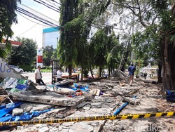 Polisi Ambil Sampel Tembok Roboh yang Tewaskan 3 Orang di Tebet
