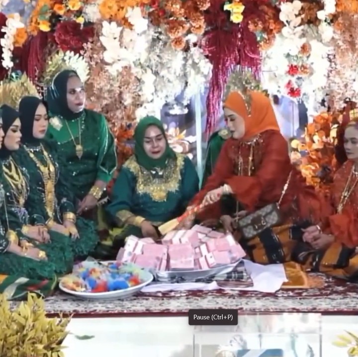 <p>Di acara itu juga dilakukan proses penyerahan uang panai senilai Rp2 miliar. Keluarga Abdul Azis membawa koper berwarna merah yang berisi tumpukan uang tunai. (Foto: Instagram @lhhvideostudio)</p>