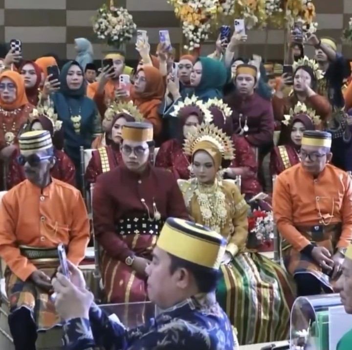 <p>Putri Isnari dilamar oleh anak pengusaha batu bara asal Kalimantan Timur. Menjelang pernikahan, ia juga melakukan prosesi adat Bugis. (Foto: Instagram @lhhvideostudio)</p>
