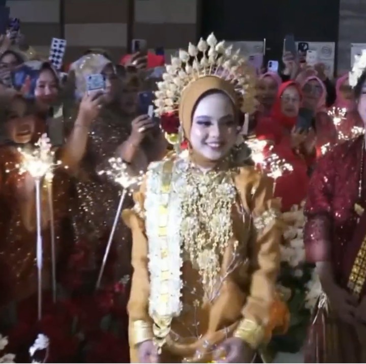 <p>Di acara Mappenre Dui, Putri DA tampil memesona dengan baju tradisional bernuansa keemasan. Ia juga terlihat mengenakan hijab yang dilengkapi dengan headpiece emas. (Foto: Instagram @lhhvideostudio)</p>