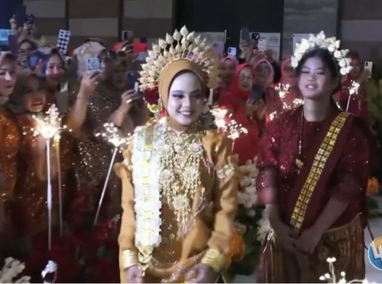 Jelang Nikah, Ini 5 Potret Prosesi Hantaran Uang Panai Rp2 Miliar Putri DA