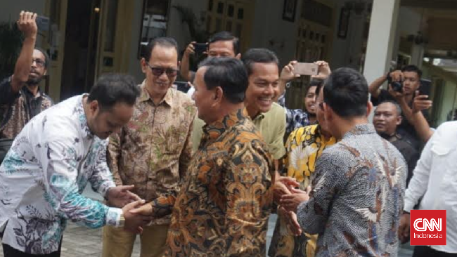 Pasangan capres-cawapres Prabowo Subianto dan Gibran Rakabuming Raka menemui Gubernur DIY Sri Sultan Hamengku Buwono X di Kompleks Kepatihan, Kota Yogyakarta.