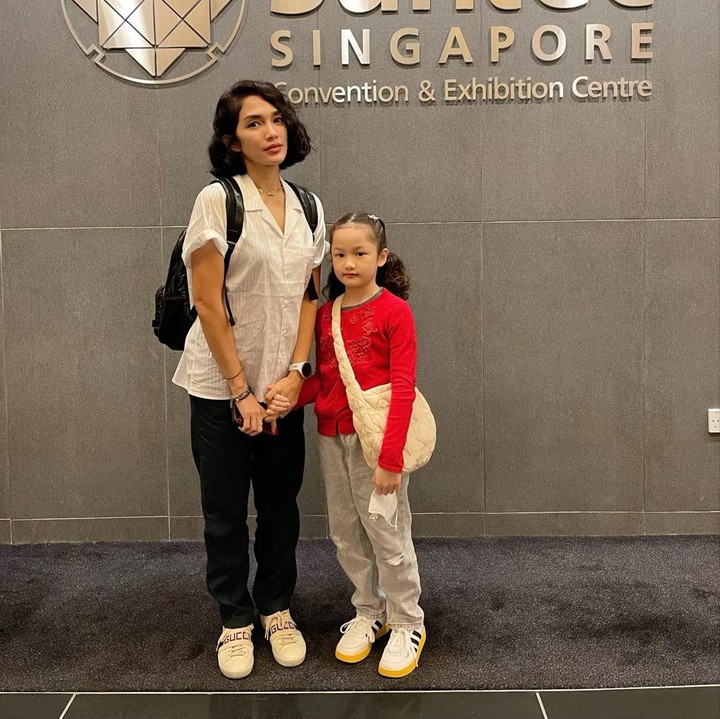 <p>Ussy Sulistyawati dan Andhika Pramata sedang berbahagia, Bunda. Putri mereka yang bernama Sheva Elmira Lorrenia mengikuti lomba bergengsi yang digelar di Singapura. (Foto: Instagram @ussypratama)<br /><br /><br /></p>