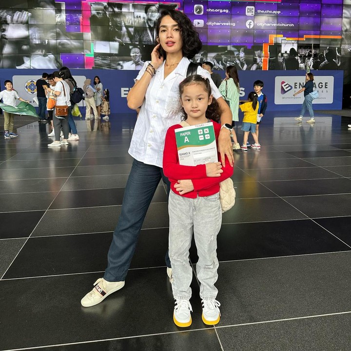 <p>Dalam perlombaan ini, Ussy terlihat mendampingi sang putri. Ia mengaku bangga melihat Sheva berjuang bersama anak-anak dari negara lain, "Bareng peserta2 dari negara lain."(Foto: Instagram @ussypratama)<br /><br /><br /></p>